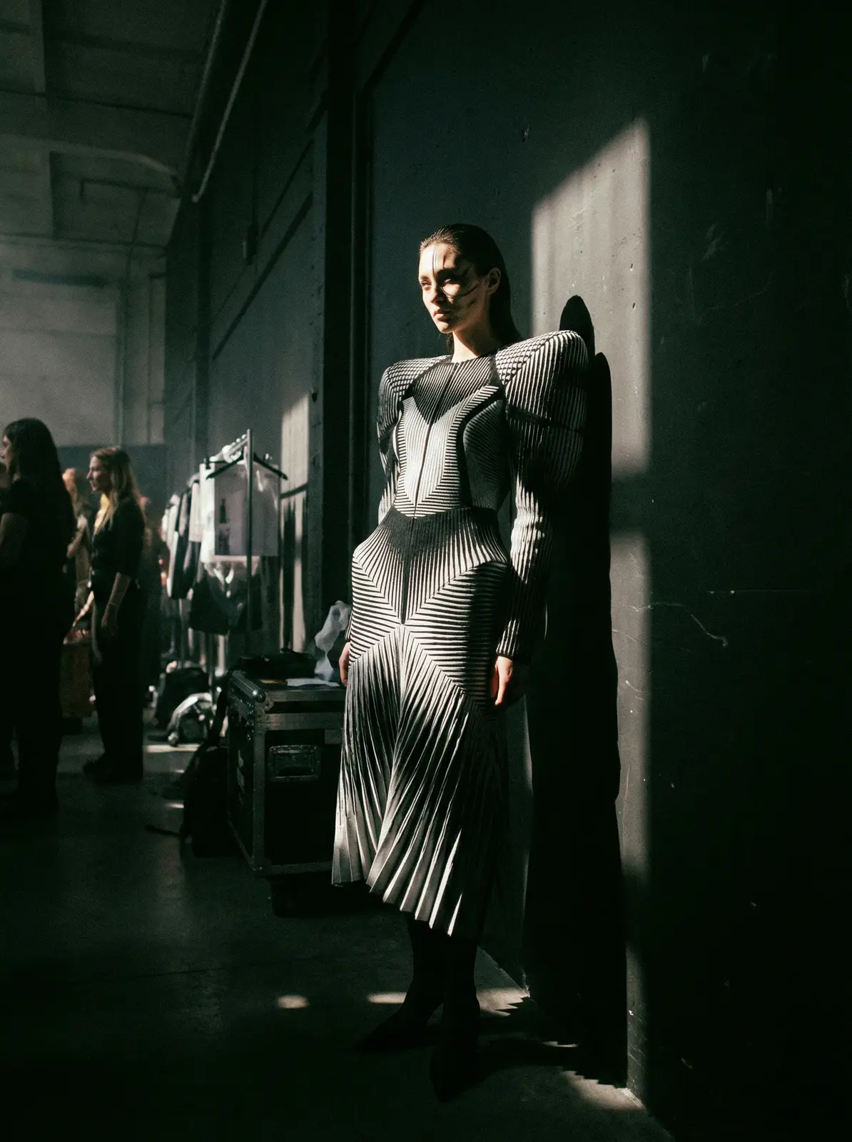 竟博体育app 前卫结构主义时装短视频